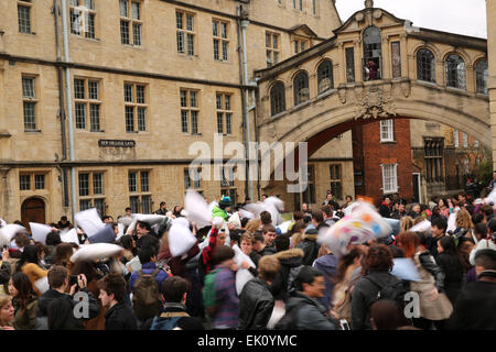 Oxford, UK 4e avril 2015. Oxford rejoint le pillow fight day international sous le célèbre Pont de Soupir. © Pete Lusabia/Alamy Live News Banque D'Images