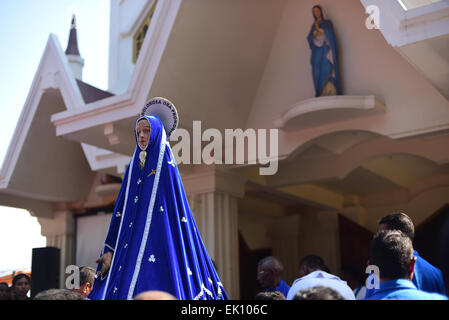 Larantuka, Indonésie. 3 avril 2015. Ancienne statue de la mère Marie à la cathédrale de Larantuka, île Flores, Indonésie. Des milliers de personnes, y compris celles d'autres villes et pays, assistent à des cérémonies de la semaine entière pour célébrer la semaine Sainte dans la petite ville de Larantuka, l'une des villes les plus influentes d'Indonésie en termes de traditions catholiques romaines. Fortement influencés par les Portugais depuis le 16 siècle, les rituels catholiques de Larantuka se sont développés en acculturation douce avec les traditions locales. Banque D'Images