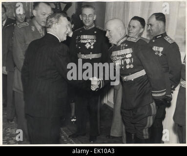 Généraux soviétiques réunion avec les dirigeants du parti communiste de la Tchécoslovaquie. Banque D'Images