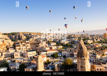 Montgolfières survolant Urgup, Cappadoce, Turquie Banque D'Images