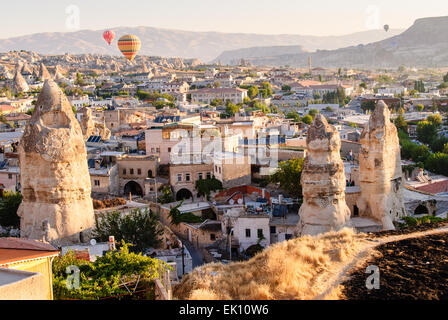 Montgolfières survolant Urgup, Cappadoce, Turquie Banque D'Images