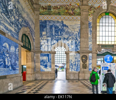 PORTUGAL PORTO LA GARE SAO BENTO AVEC CARREAUX DE COULEUR BLEU ET AVEC DES SCÈNES HISTORIQUES À LA PAROI LATÉRALE VERS LE COIN Banque D'Images