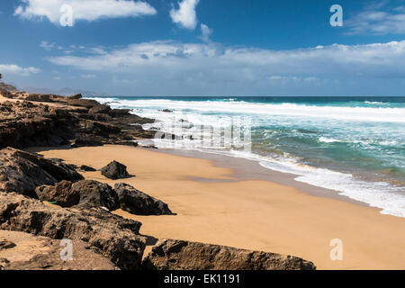 Vue d'une plage de la côte nord de Jandía avec ses formations rocheuses à Fuerteventura, Espagne Banque D'Images