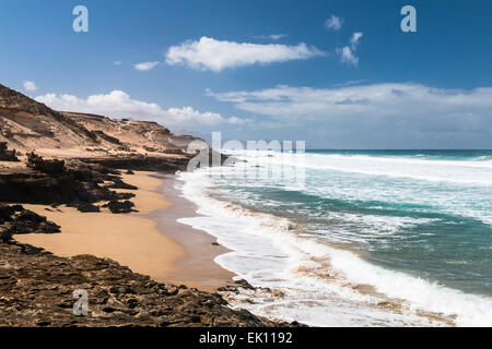 Vue d'une plage de la côte nord de Jandía avec ses formations rocheuses à Fuerteventura, Espagne Banque D'Images