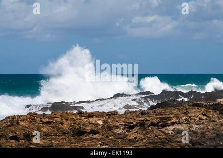 Vue sur la côte nord de Jandía avec ses formations rocheuses et de hauteur des vagues à Fuerteventura, Espagne Banque D'Images