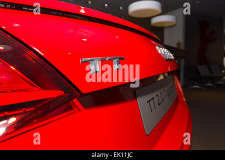 Salle d'exposition. Emblème d'une voiture de sport Audi TT 2.0 T quattro (2014). Audi AG est un constructeur automobile allemand. Banque D'Images