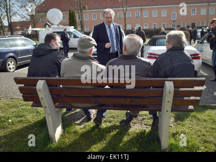 Troeglitz, Allemagne. 4ème apr 2015. Reiner Haseloff Saxe-anhalt's Premier (CDU), C'est entretenu avec les résidents locaux dans Troeglitz, Allemagne, 4 avril 2015. Pendant la nuit, il y a eu un incendie dans un bâtiment qui devait être utilisé pour accueillir des demandeurs d'asile. La police est le traitement de l'incendie comme des incendies criminels. PHOTO : HENDRIK SCHMIDT/dpa/Alamy Live News Banque D'Images