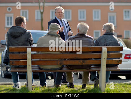 Troeglitz, Allemagne. 4ème apr 2015. Reiner Haseloff Saxe-anhalt's Premier (CDU), C'est entretenu avec les résidents locaux dans Troeglitz, Allemagne, 4 avril 2015. Pendant la nuit, il y a eu un incendie dans un bâtiment qui devait être utilisé pour accueillir des demandeurs d'asile. La police est le traitement de l'incendie comme des incendies criminels. PHOTO : HENDRIK SCHMIDT/dpa/Alamy Live News Banque D'Images