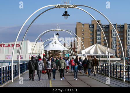 Familles marchant sur la jetée de Southport, Merseyside, 4th avril 2015.Météo Royaume-Uni.Les activités du samedi de Pâques sont ensoleillées et les touristes se promènent sur la jetée victorienne de l'hôtel. Banque D'Images