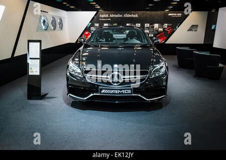 BERLIN - 24 janvier 2015 : Exposition. Voiture de luxe de taille moyenne Mercedes-Benz CLS 63 AMG. Produite depuis 2013. Banque D'Images