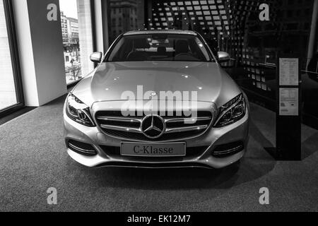 BERLIN - 24 janvier 2015 : Exposition. Voiture de direction compacte Mercedes-Benz C220 BT Limousine. Noir et blanc. Produits depuis 2014 Banque D'Images