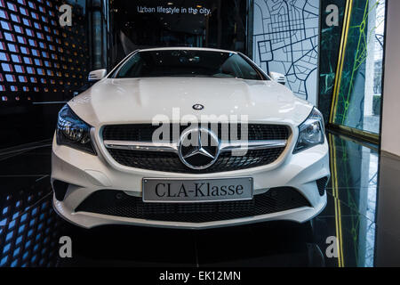 BERLIN - 24 janvier 2015 : Exposition. Voiture de direction compacte Mercedes-Benz CLA200. Produite depuis 2013. Banque D'Images