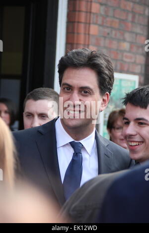 Warrington, Royaume-Uni. 4 Jan 2015. Leader du Parti Travailliste Ed Miliband se dégage de Parr Hall pour répondre bienfaiteurs suite à une élection rallly. Credit : Deborah Vernon/Alamy Live News Banque D'Images