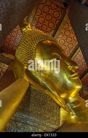 Statue de Bouddha dans le temple de Wat Pho à Bangkok Banque D'Images