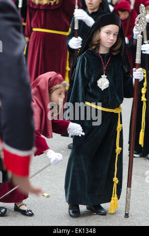 Les filles à capuchon marcher en procession, semaine sainte, semana santa, malaga, andalousie, espagne. Banque D'Images