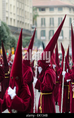 Pénitents cagoulés marchant en procession, semaine sainte, Semana Santa, Malaga, Andalousie, espagne. Banque D'Images