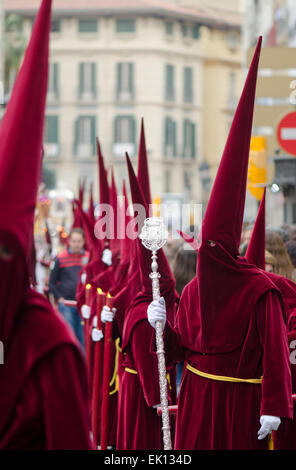Pénitents cagoulés marchant en procession, semaine sainte, Semana Santa, Malaga, Andalousie, espagne. Banque D'Images