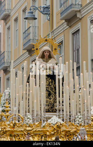 Flotteur religieux avec la Vierge Marie au cours de procession, semaine sainte, Semana Santa, Malaga, Andalousie, espagne. Banque D'Images
