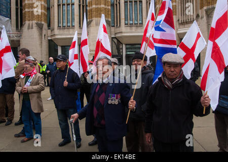 Whitehall, Londres, 4 avril 2015. Comme PEGIDA UK détient un mal à rallier sur Whitehall, des dizaines de policiers sont appelés à contenir des contre-manifestants de divers mouvements anti-fasciste de Londres. Sur la photo : un petit groupe d'anciens Gurkhas apportent leur soutien à l'PEGIDA rally. Crédit : Paul Davey/Alamy Live News Banque D'Images