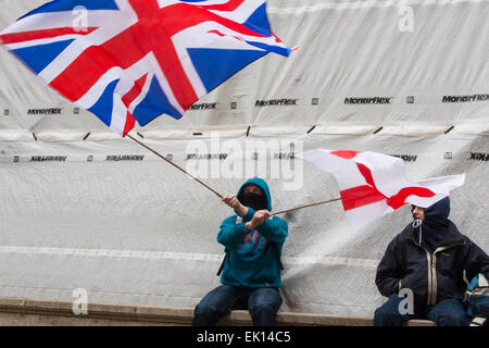 Whitehall, Londres, 4 avril 2015. Comme PEGIDA UK détient un mal à rallier sur Whitehall, des dizaines de policiers sont appelés à contenir des contre-manifestants de divers mouvements anti-fasciste de Londres. Sur la photo : UN PEGIDA vagues partisan un Union Jack et un drapeau de l'Angleterre comme il attend que leur rassemblement pour commencer. Crédit : Paul Davey/Alamy Live News Banque D'Images