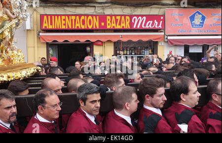 Pénitents exerçant son flotteur, avec Jésus Christ, Procession, semaine sainte, Semana Santa, Malaga, Andalousie, espagne. Banque D'Images