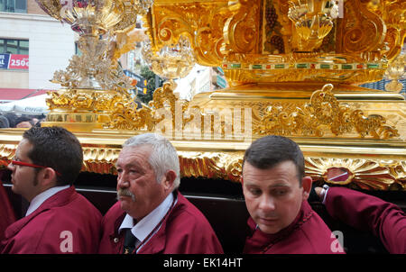 Pénitents exerçant son flotteur, avec Jésus Christ, Procession, semaine sainte, Semana Santa, Malaga, Andalousie, espagne. Banque D'Images