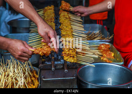 Les vendeurs de viande grillée au marché de Nonthaburi (Bangkok) Banque D'Images