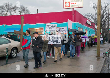 Detroit, Michigan USA - Membres de Gesù Église catholique et résidents du quartier environnant ont participé à une marche de la paix du Vendredi Saint. L'événement a été une réaction à la récente fusillade de juge fédéral Terrence Berg, membre de l'église et résident de ce quartier, dans une tentative de vol. Gesu le pasteur Robert Sullin, S.J. (Droit devant) a conduit le mars. Crédit : Jim West/Alamy Live News Banque D'Images