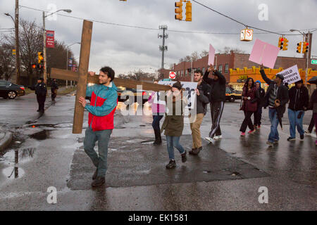 Detroit, Michigan USA - Membres de Gesù Église catholique et résidents du quartier environnant ont participé à une marche de la paix du Vendredi Saint. L'événement a été une réaction à la récente fusillade de juge fédéral Terrence Berg, membre de l'église et résident de ce quartier, dans une tentative de vol. Crédit : Jim West/Alamy Live News Banque D'Images