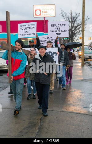 Detroit, Michigan USA - Membres de Gesù Église catholique et résidents du quartier environnant ont participé à une marche de la paix du Vendredi Saint. L'événement a été une réaction à la récente fusillade de juge fédéral Terrence Berg, membre de l'église et résident de ce quartier, dans une tentative de vol. Gesu le pasteur Robert Sullin, S.J. (Droit devant) a conduit le mars. Crédit : Jim West/Alamy Live News Banque D'Images