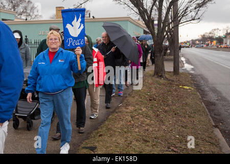 Detroit, Michigan USA - Membres de Gesù Église catholique et résidents du quartier environnant ont participé à une marche de la paix du Vendredi Saint. L'événement a été une réaction à la récente fusillade de juge fédéral Terrence Berg, membre de l'église et résident de ce quartier, dans une tentative de vol. Crédit : Jim West/Alamy Live News Banque D'Images