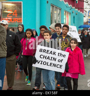 Detroit, Michigan USA - Membres de Gesù Église catholique et résidents du quartier environnant ont participé à une marche de la paix du Vendredi Saint. L'événement a été une réaction à la récente fusillade de juge fédéral Terrence Berg, membre de l'église et résident de ce quartier, dans une tentative de vol. Crédit : Jim West/Alamy Live News Banque D'Images