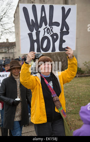 Detroit, Michigan USA - Membres de Gesù Église catholique et résidents du quartier environnant ont participé à une marche de la paix du Vendredi Saint. L'événement a été une réaction à la récente fusillade de juge fédéral Terrence Berg, membre de l'église et résident de ce quartier, dans une tentative de vol. Crédit : Jim West/Alamy Live News Banque D'Images