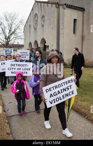 Detroit, Michigan USA - Membres de Gesù Église catholique et résidents du quartier environnant ont participé à une marche de la paix du Vendredi Saint. L'événement a été une réaction à la récente fusillade de juge fédéral Terrence Berg, membre de l'église et résident de ce quartier, dans une tentative de vol. Crédit : Jim West/Alamy Live News Banque D'Images