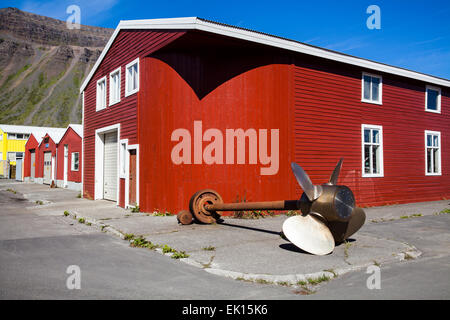 Bâtiment avec hélice de bateau dans la ville de Isafjordur dans l'Westfjords d'Islande Banque D'Images