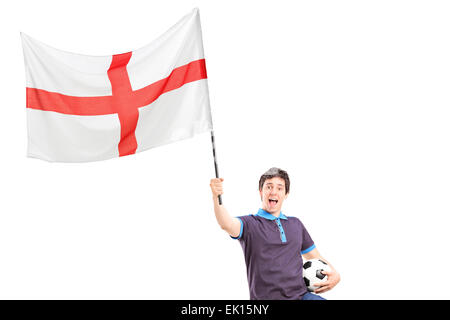 Fan de football jeunes euphorique tenant un drapeau anglais et football isolé sur fond blanc Banque D'Images