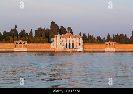 Murs de l'Isola di San Michele à Venise qui agit comme le cimetière de la ville Banque D'Images