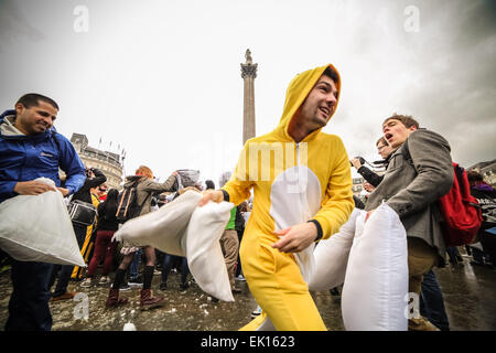 Londres, Royaume-Uni. 4 avril, 2015. Des centaines de participer à la septième journée International Pillow Fight à Trafalgar Square. Crédit : Guy Josse/Alamy Live News Banque D'Images