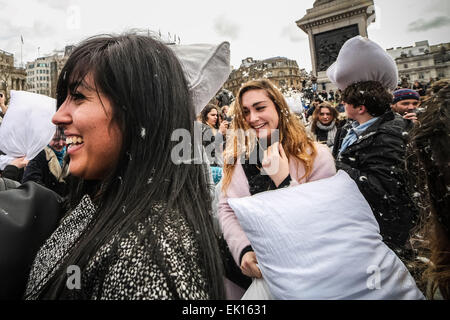 Londres, Royaume-Uni. 4 avril, 2015. Des centaines de participer à la septième journée International Pillow Fight à Trafalgar Square. Crédit : Guy Josse/Alamy Live News Banque D'Images