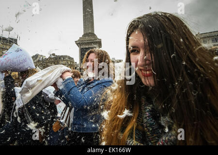 Londres, Royaume-Uni. 4 avril, 2015. Des centaines de participer à la septième journée International Pillow Fight à Trafalgar Square. Crédit : Guy Josse/Alamy Live News Banque D'Images