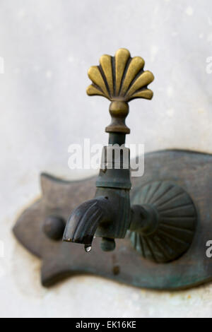Goutte d'eau dégoulinant de gros plan ottoman turc antique style robinet d'eau. Robinet Ottoman antique Banque D'Images