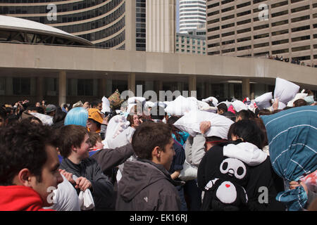 Toronto, Canada. 4 avril, 2015. Les gens célébrant la Journée internationale de lutte contre l'Oreiller au Nathan Phillips Square. Crédit : Igor kisselev/Alamy Live News Banque D'Images