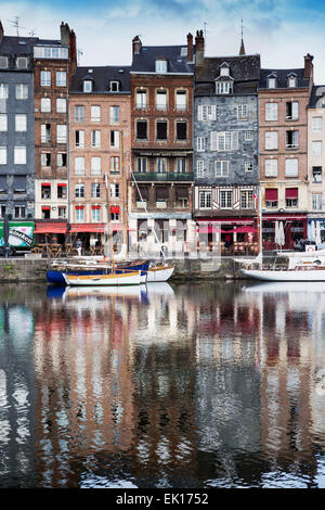 Tôt le matin les réflexions d'architecture dans le port de Honfleur, ville de Normandie, France, Europe Banque D'Images