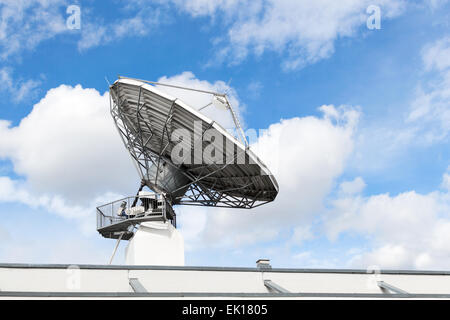 Grand plat parabolique de communication par satellite ou de la station de l'antenne du radar de l'espace observatoire astronomique télescope du signal radio Banque D'Images