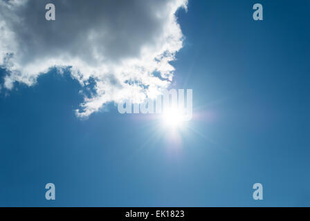 Soleil sortait de derrière les nuages. Banque D'Images
