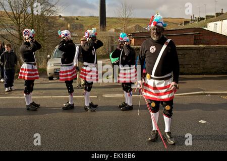 Bacup, Lancashire, Angleterre, Royaume-Uni, le 4 avril 2015. Le Britannia de coprah les danseurs dansent leur chemin à travers les rues de Bacup, Banque D'Images