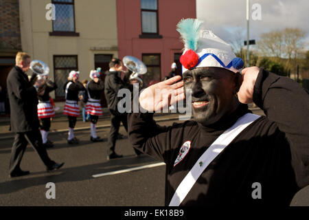 Bacup, Lancashire, Angleterre, Royaume-Uni, le 4 avril 2015. Le Britannia de coprah les danseurs dansent leur chemin à travers les rues de Bacup, Banque D'Images