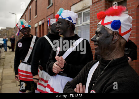 Bacup, Lancashire, Angleterre, Royaume-Uni, le 4 avril 2015. Le Britannia de coprah les danseurs dansent leur chemin à travers les rues de Bacup, Banque D'Images