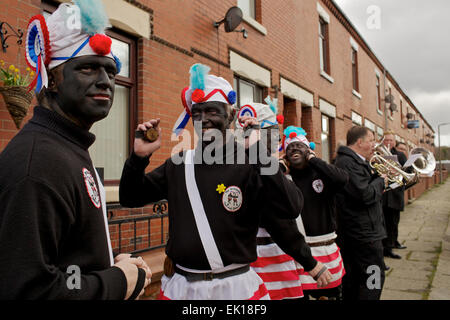 Bacup, Lancashire, Angleterre, Royaume-Uni, le 4 avril 2015. Le Britannia de coprah les danseurs dansent leur chemin à travers les rues de Bacup, Banque D'Images