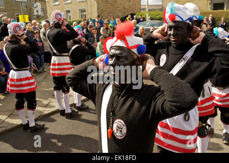 Bacup, Lancashire, Angleterre, Royaume-Uni, le 4 avril 2015. Le Britannia de coprah les danseurs dansent leur chemin à travers les rues de Bacup, Banque D'Images